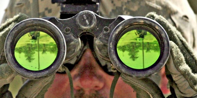 Шпигунство.