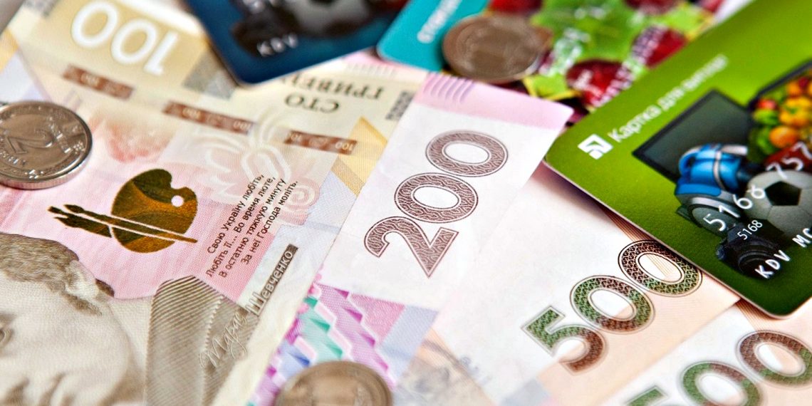 Гривні та картки.