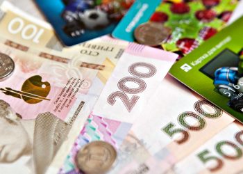 Гривні та картки.