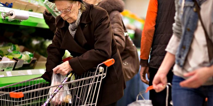 Пенсіонерка у супермаркеті.