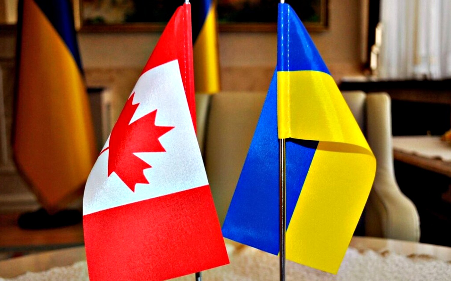 Прапори Канади й України.