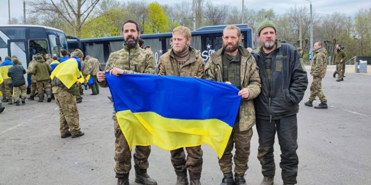 Українські військові повернулись з полону