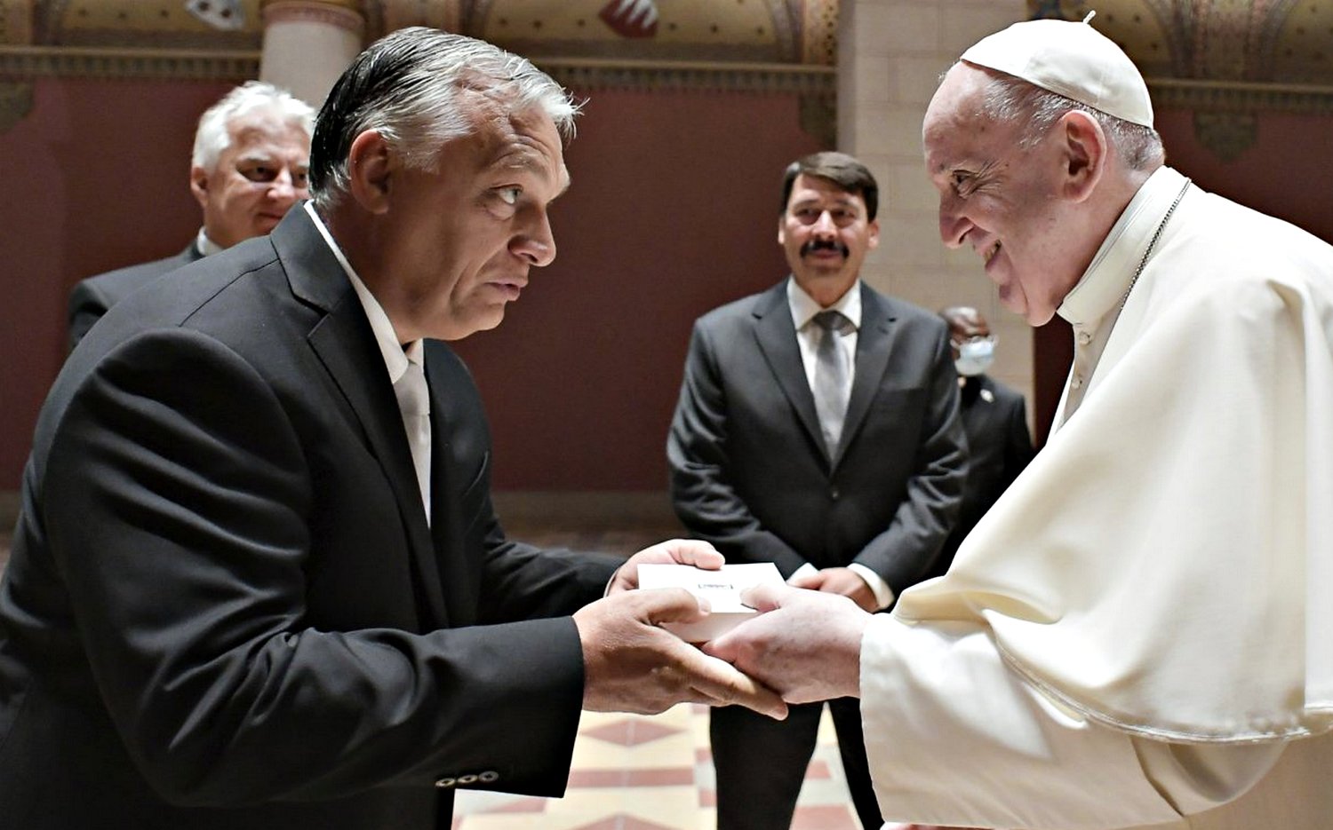 Орбан і Папа Римський.