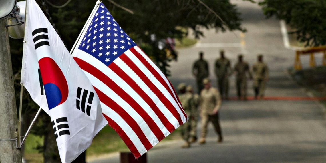 Прапори Південної Кореї та США.