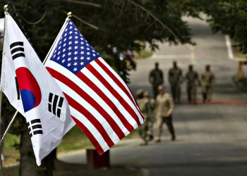 Прапори Південної Кореї та США.