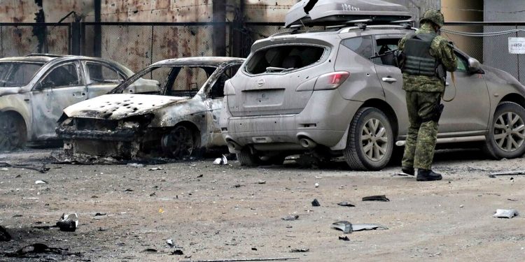 Окупанти в Маріуполі.