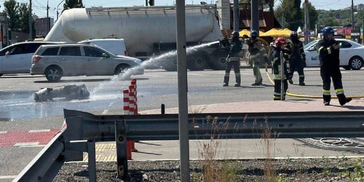 Обломки ракети у Києві