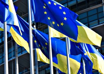 Прапори ЄС та України.