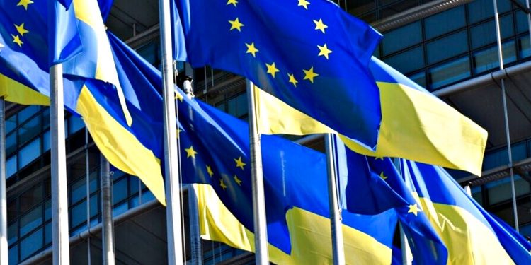 Прапори ЄС та України.