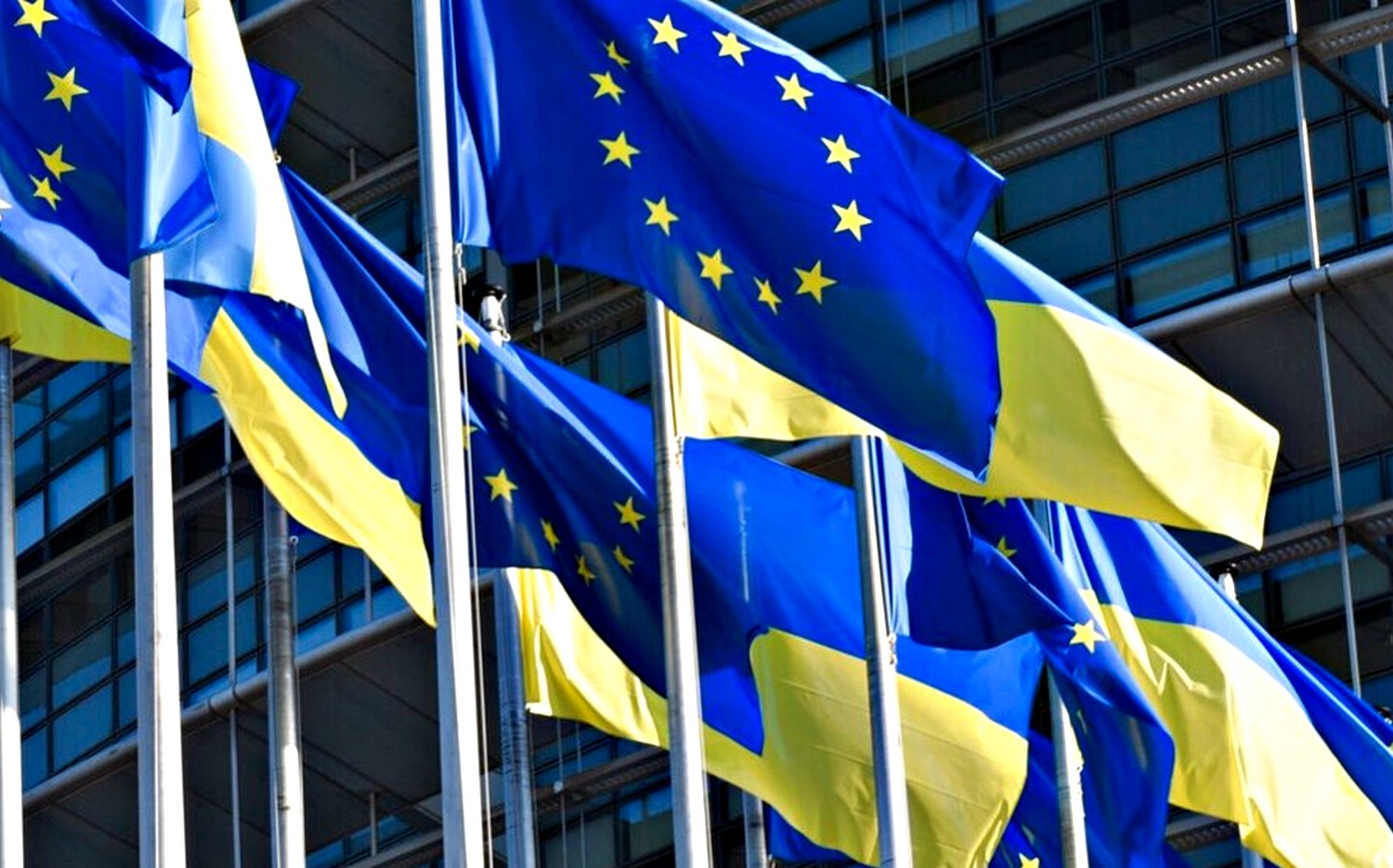 Прапори ЄС та України.