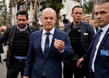 Шольц та охорона.