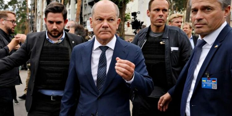 Шольц та охорона.