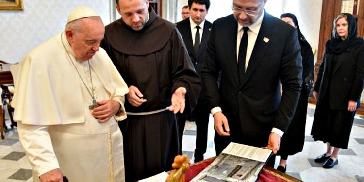 Папа Франциск і Денис Шмигаль.
