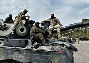 Бійці ЗСУ на "Leopard-1".