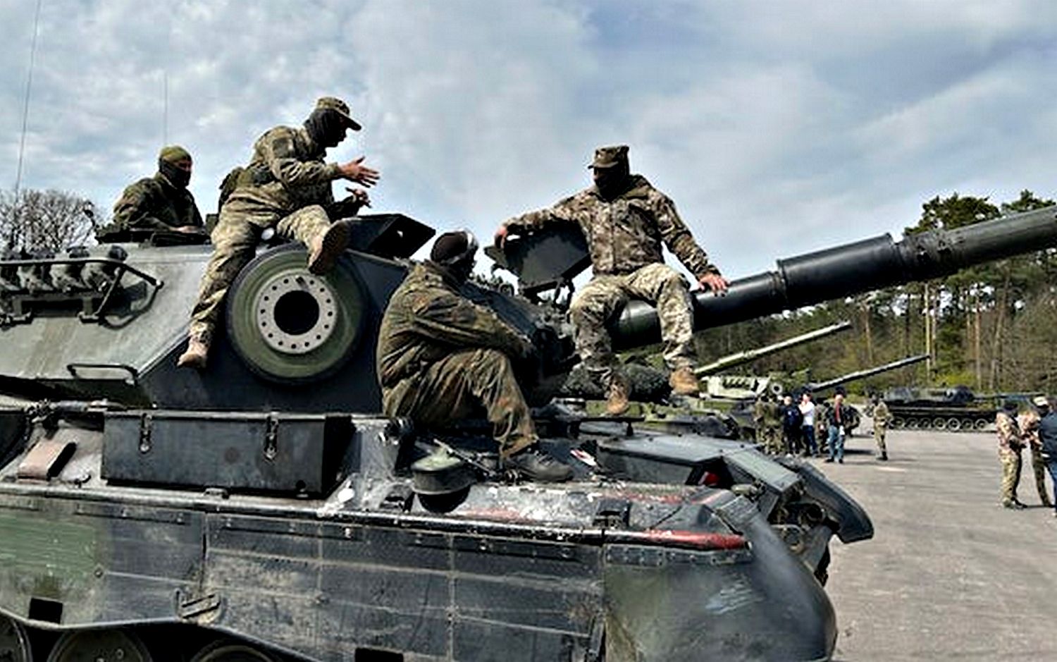 Бійці ЗСУ на "Leopard-1".