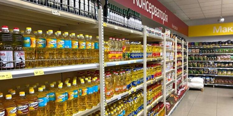 Рослинна олія у супермаркеті.