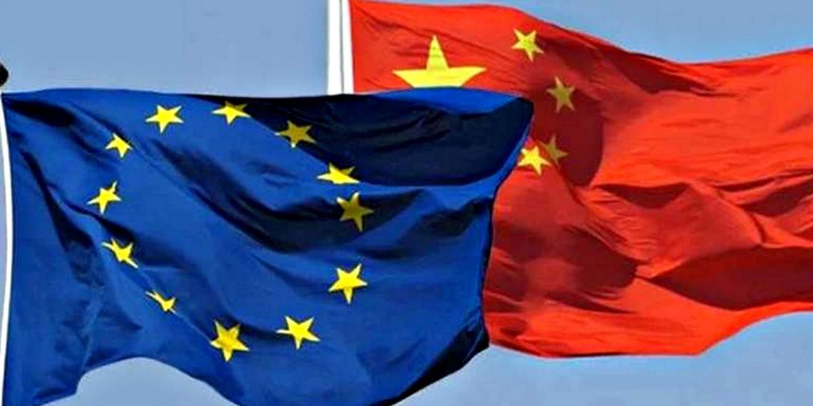 Прапори ЄС і КНР.