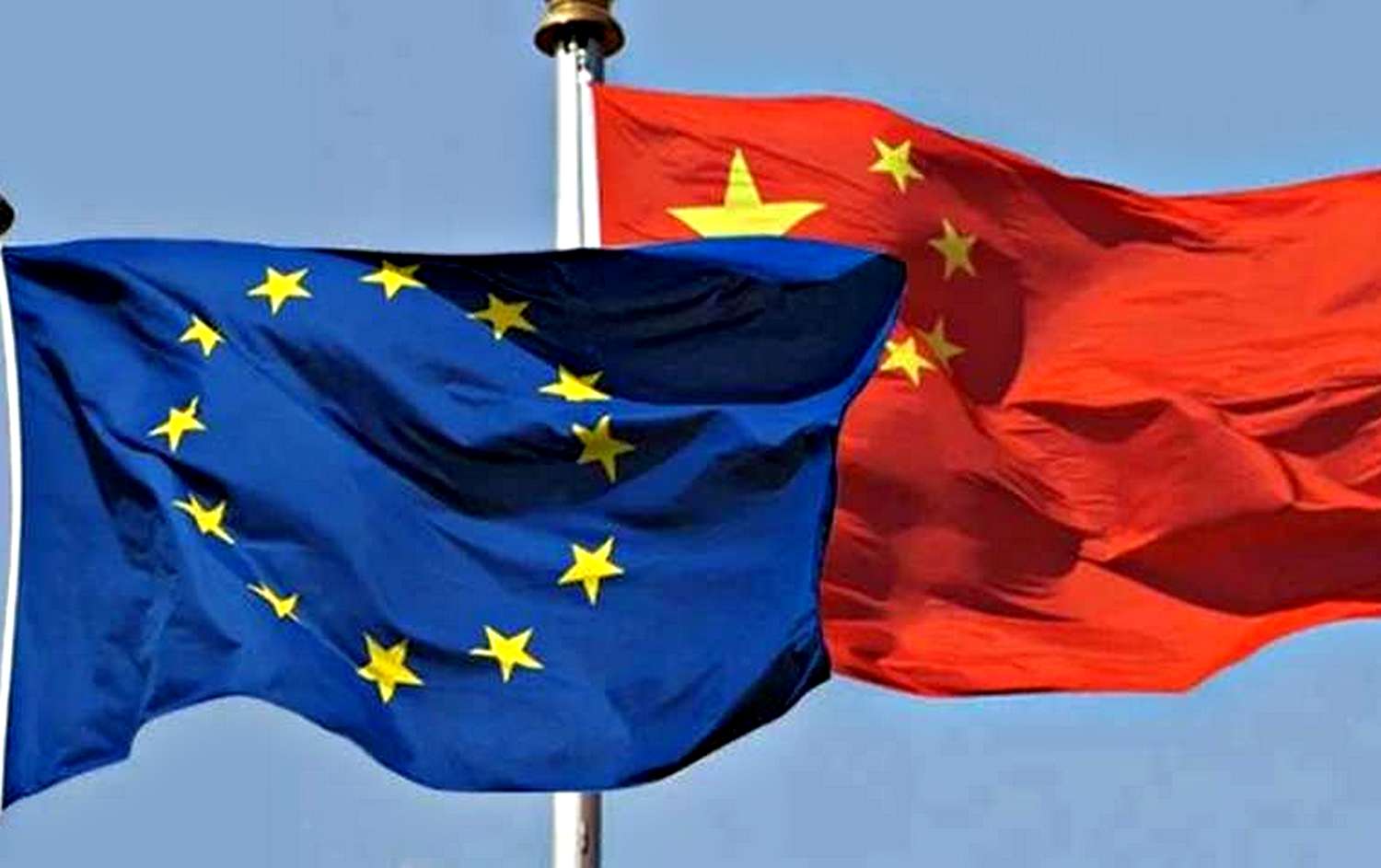 Прапори ЄС і КНР.