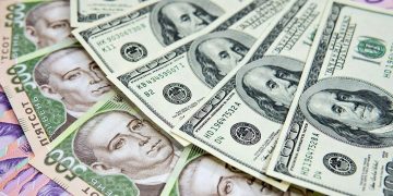 Долари і гривні.