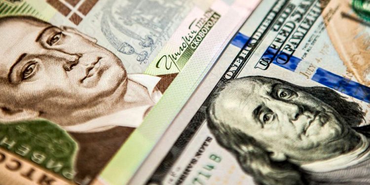 Гривні та долари.