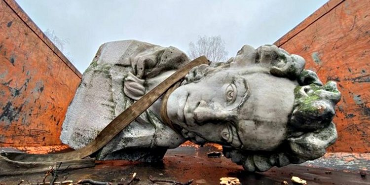 Знесений пам'ятник Пушкіну.