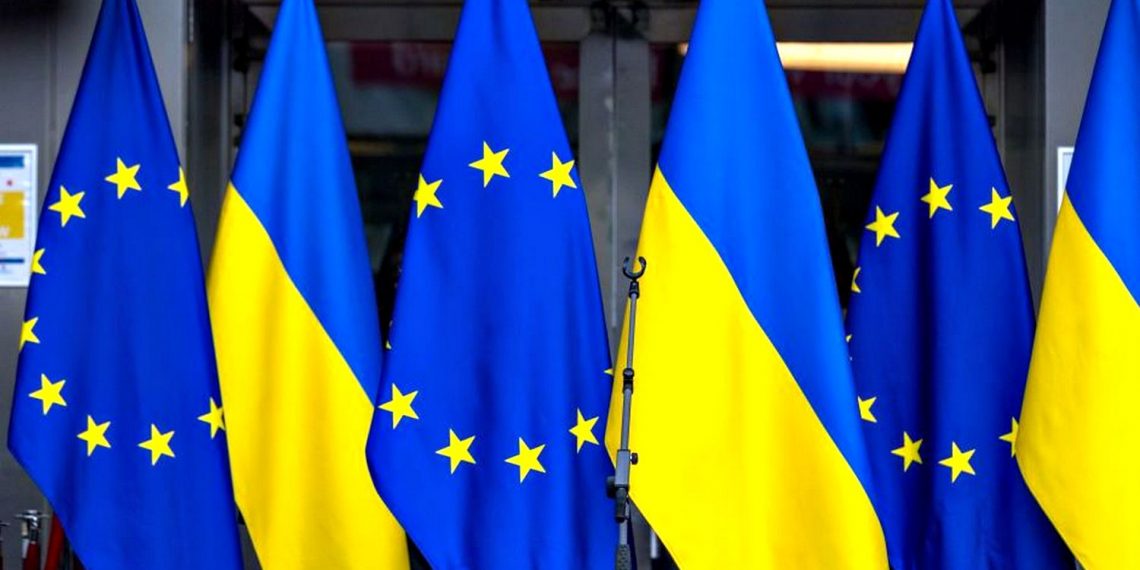 Прапори України та ЄС.