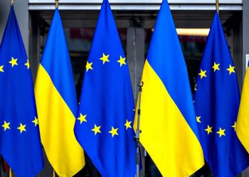 Прапори України та ЄС.