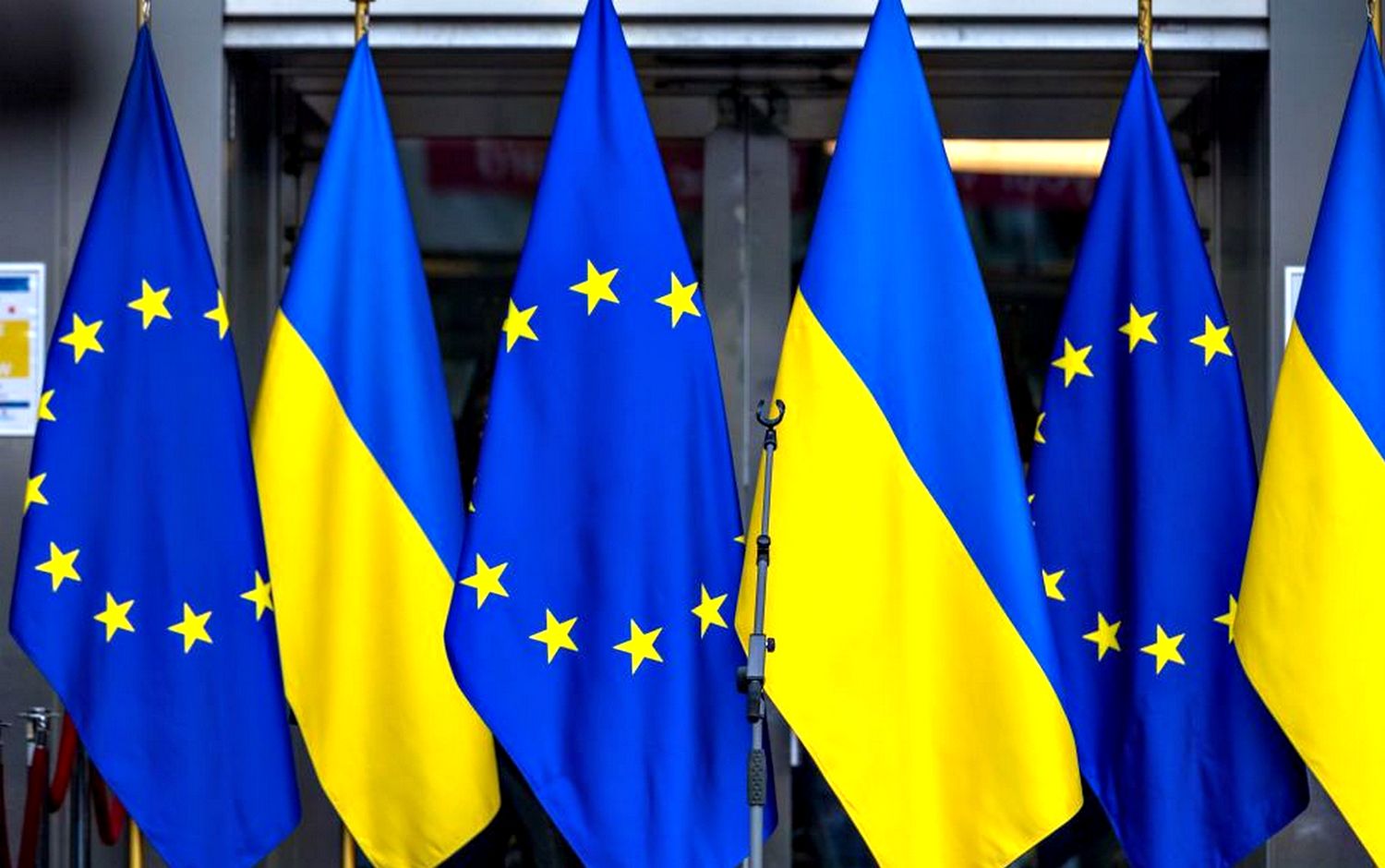 Прапори України та ЄС.