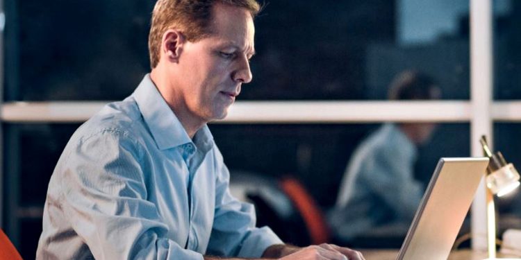 Робота за ноутбуком.