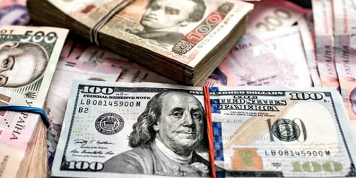 Долари та гривні.