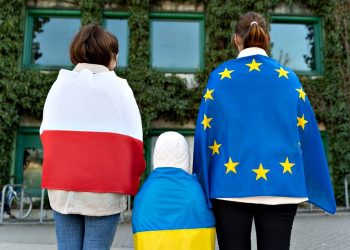 Прапори Польщі, України та ЄС.