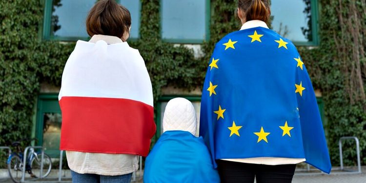 Прапори Польщі, України та ЄС.