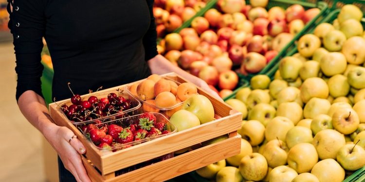 Ягоди та фрукти.