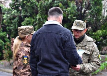 Вручення мобілізаційної повістки.