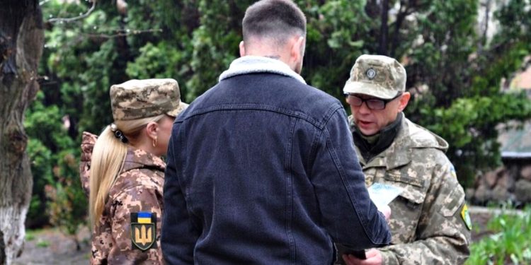 Вручення мобілізаційної повістки.