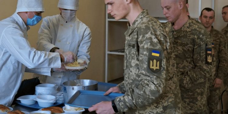 Армійська їдальня.