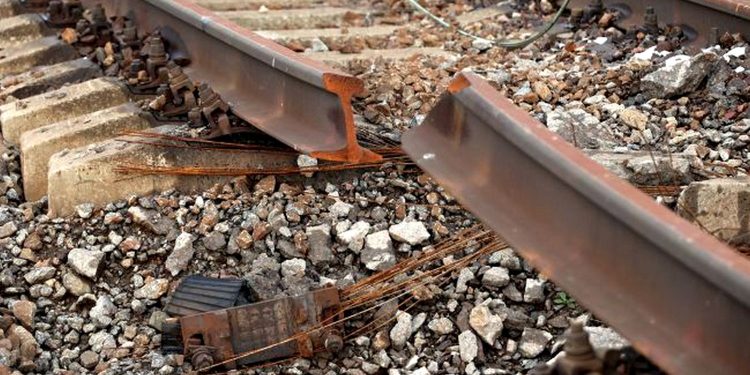 Зруйнована залізниця.