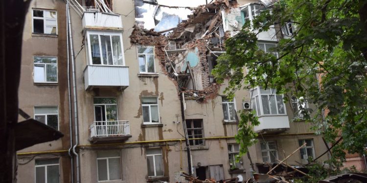 Удар РФ по житловому будинку у Сумах