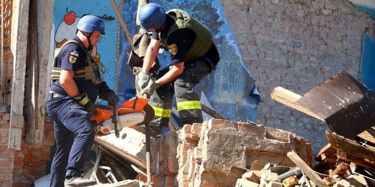 Розбирання завалів.