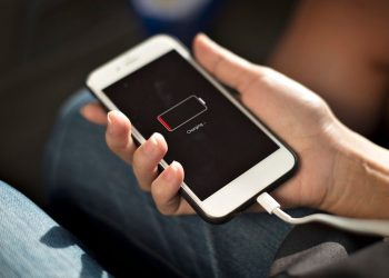 Заряджання смартфона.