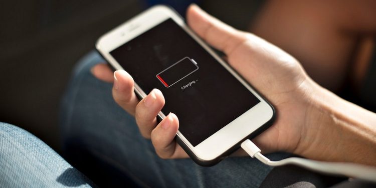 Заряджання смартфона.