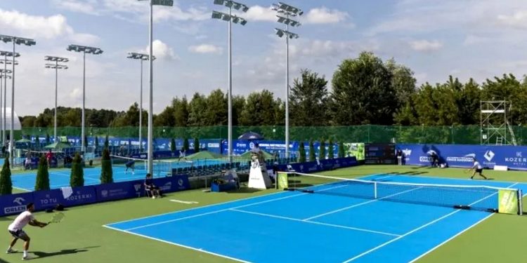 Тенісний корт.