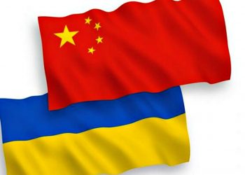 Прапори України та Китаю.