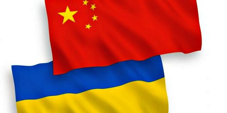 Прапори України та Китаю.