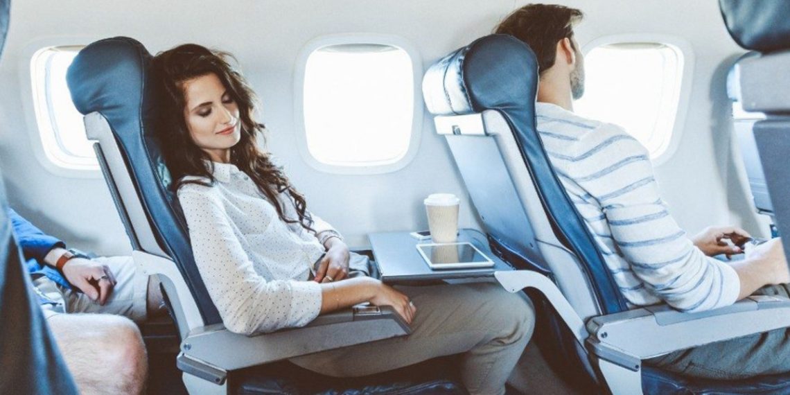Сон у літаку