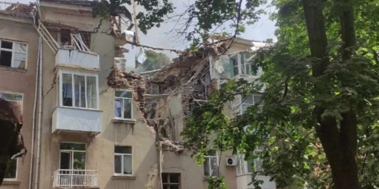 Удар РФ по житловому будинку у Сумах