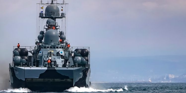 Корабель ВМФ РФ у Чорному морі