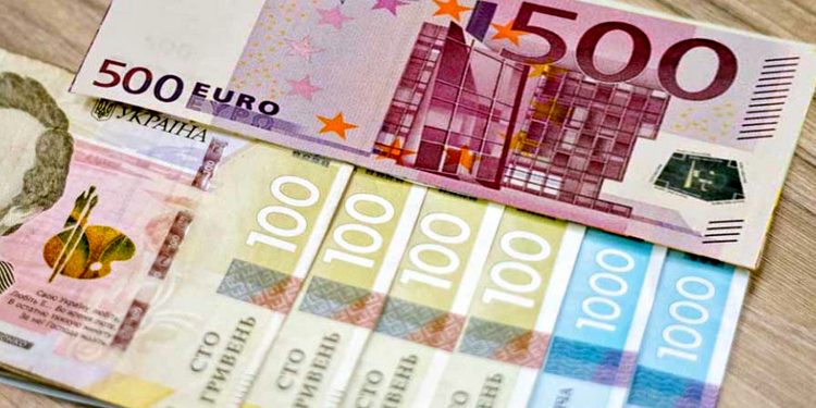 Гривні та євро.