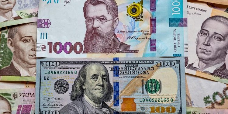 Гривні та долари.