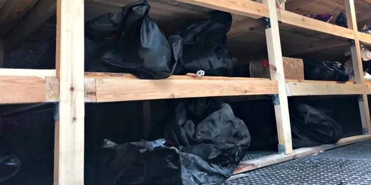 Чорні пакети.